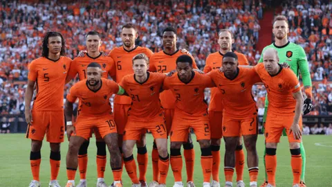 凯恩梅开二度助拜仁3-0胜奥格斯堡，德甲连胜六场领跑，零封佳绩闪耀赛场